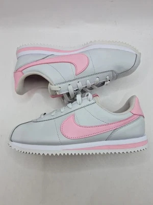 NIKE CORTEZ BASIC SL GS, FEMME, NEUVES TAILLE  36.5, WHITE/PINK - Photo 1/4