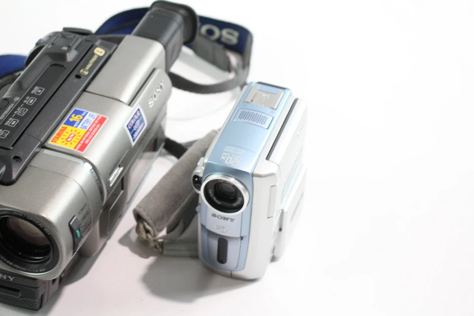 Vintage Sony Video Cameras Inc Sony Handycam CCD-TRV37E & Sony DCR-PC106E x 6 - Image 4 of 4