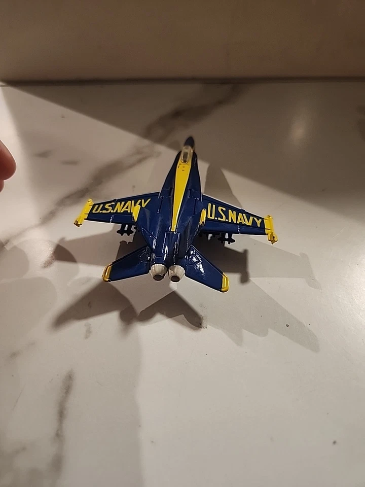 Maisto Die Cast Blue Angels F-18C Hornet - Imagem 4 de 4