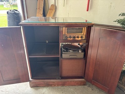 Magnavox Vintage Stereo Console w/ AM/FM Radio & Record Changer