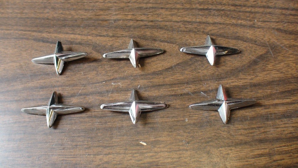 1951 PONTIAC PART# 514602 NOS ORNAMENT STAR FRONT FENDER MOLDNG FOR ALL D & 2571