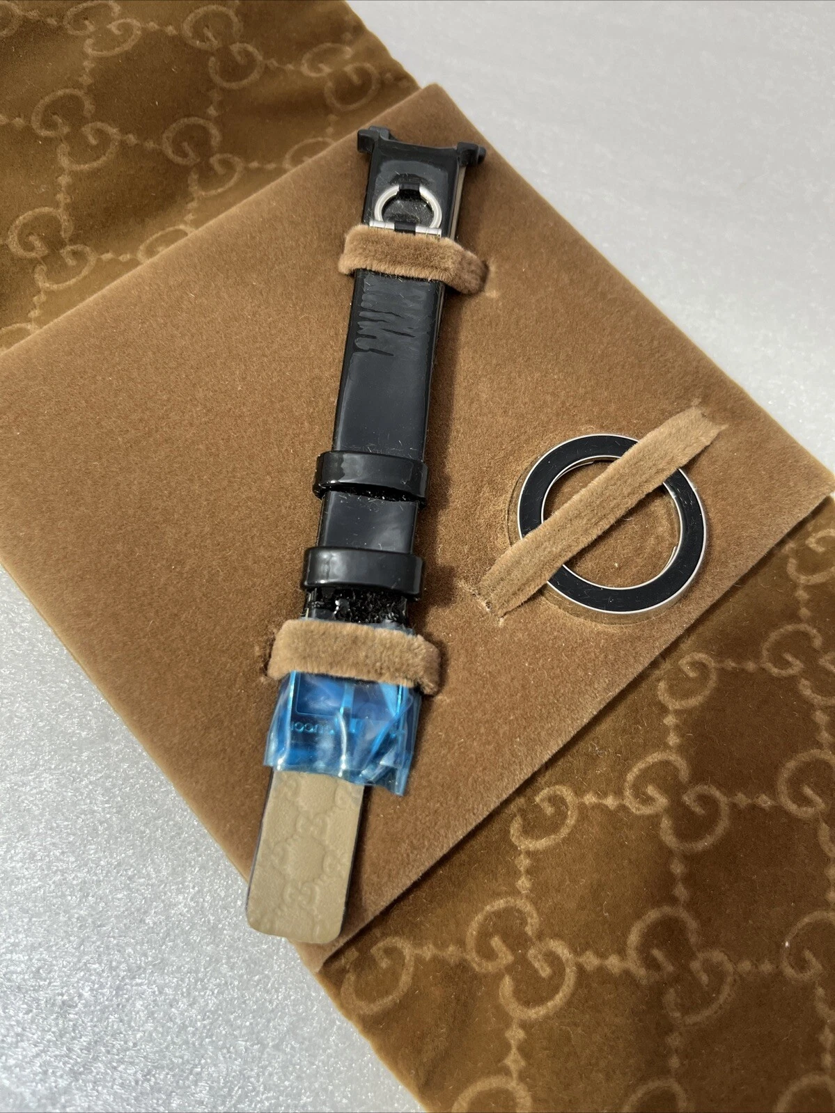 Gucci Kit Bracelet Montre 13mm Cuir Verni Noir avec Bague Petite Lunette et Pochette