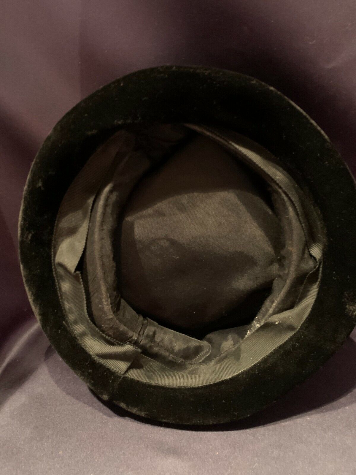 Vintage 1930's Black Silk Velvet Hat With Green J… - image 5