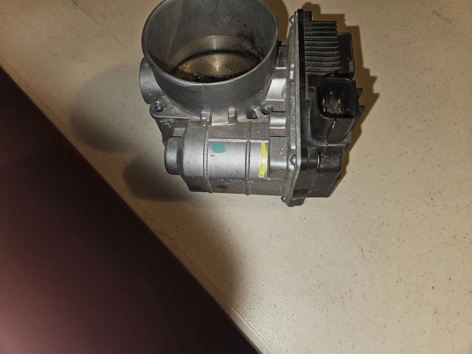 Infiniti G35 2003 cuerpo del acelerador. Fue retirado del motor vq35 en funcionamiento. En trabajo Foto 4 de 4