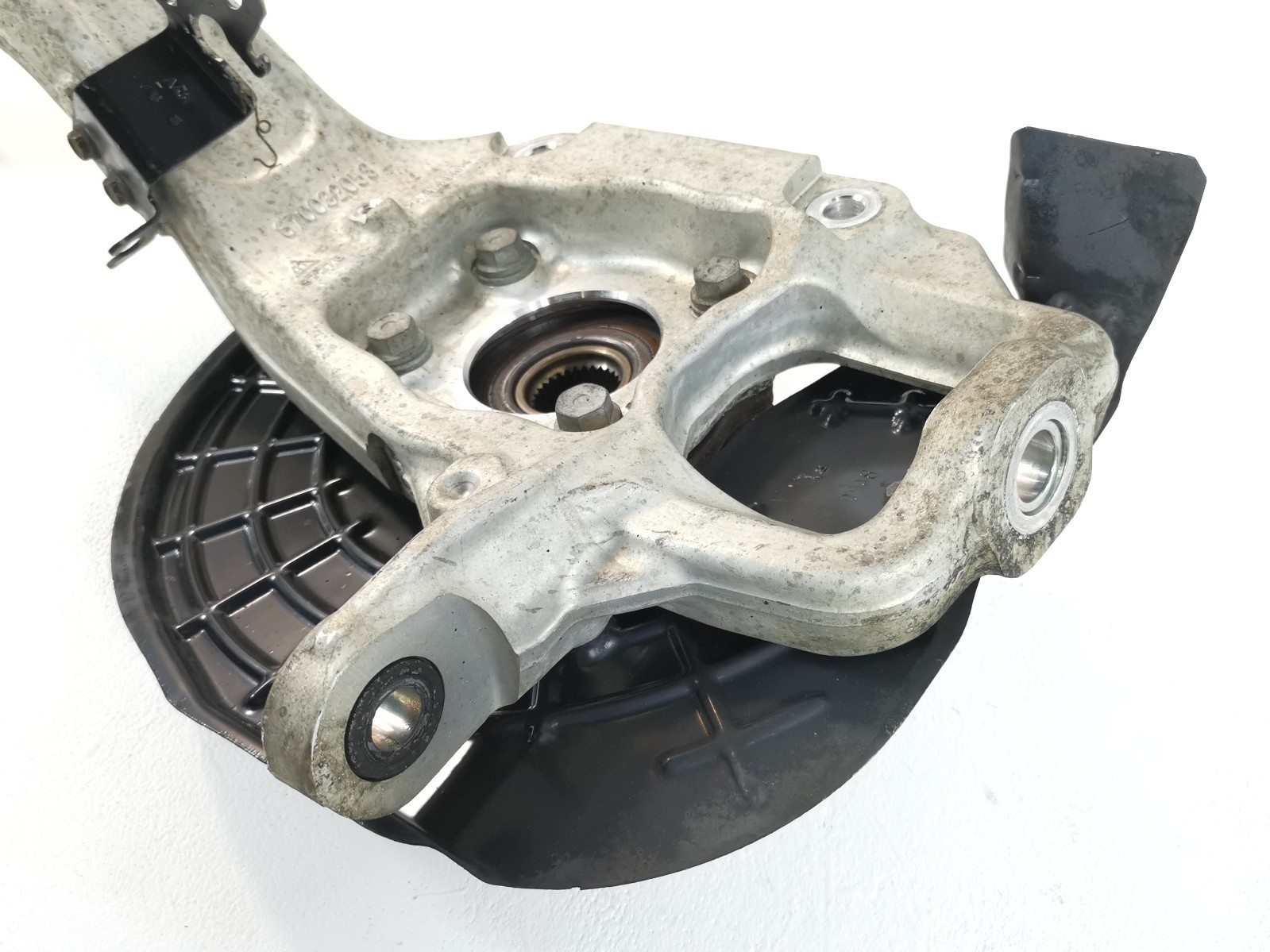 Maserati Levante 3.0 L AWD 2017 Front Left Spindle Knuckle With Hub 670032053