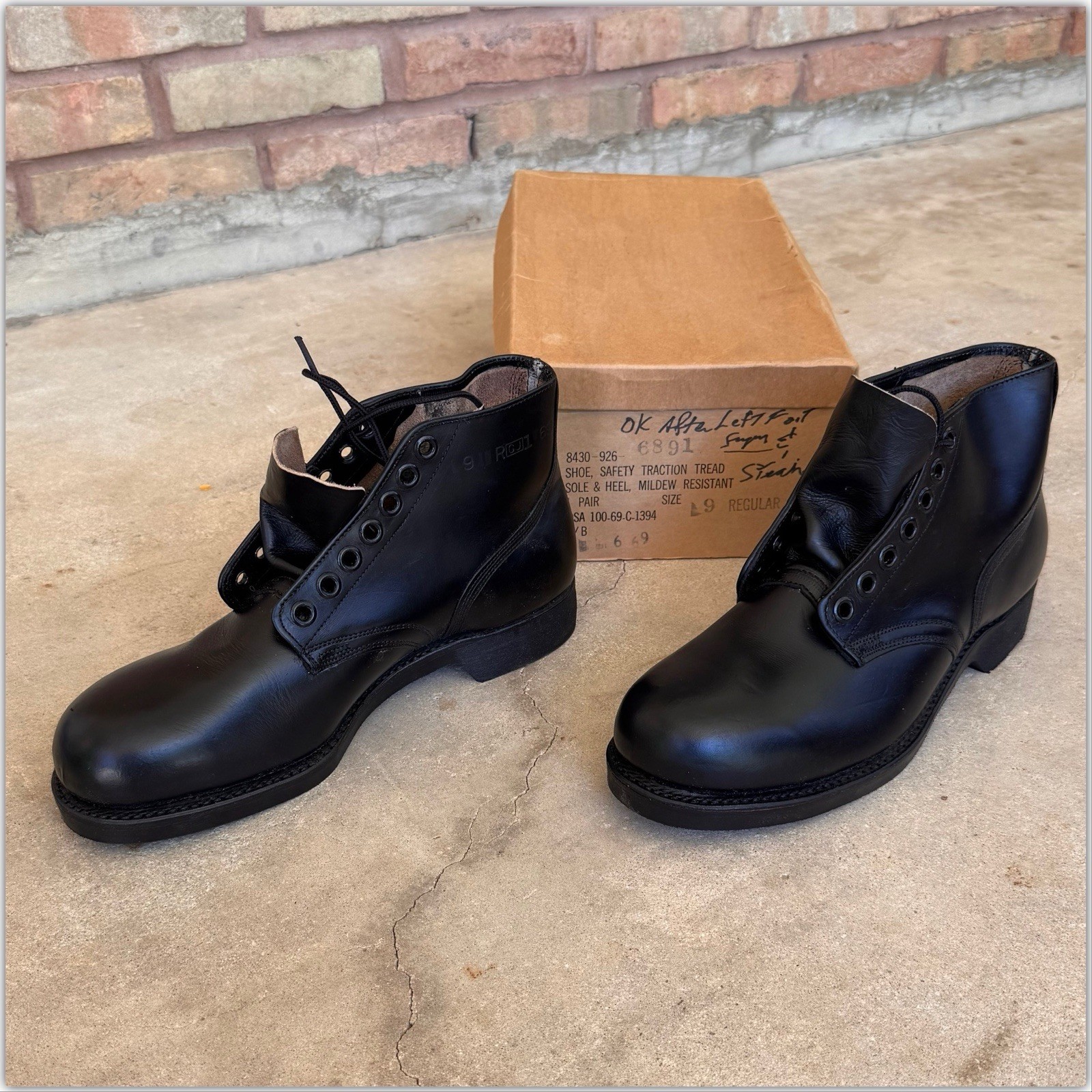 NOS Vtg 1969 US Navy Flight Deck Boots Steel Toe 9R Safety First Match Box USN