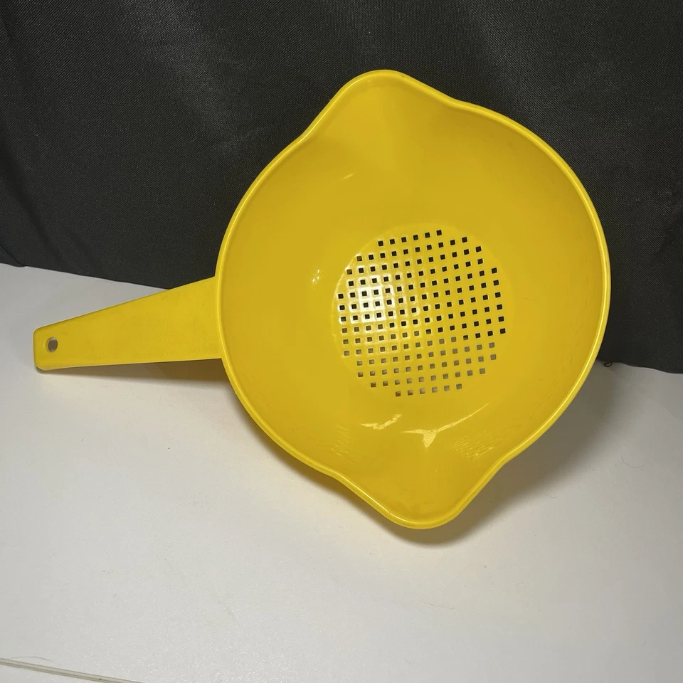 Vintage Tupperware 1 Quart Yellow Colander Pasta Strainer 1200 - Image 4 of 4