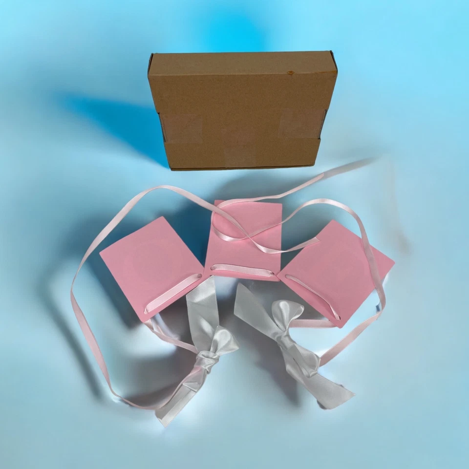 Banner de tarjeta de primer cumpleaños UNO con lazos, letras rosas y blancas de Tickled Glitzy Foto 2 de 4