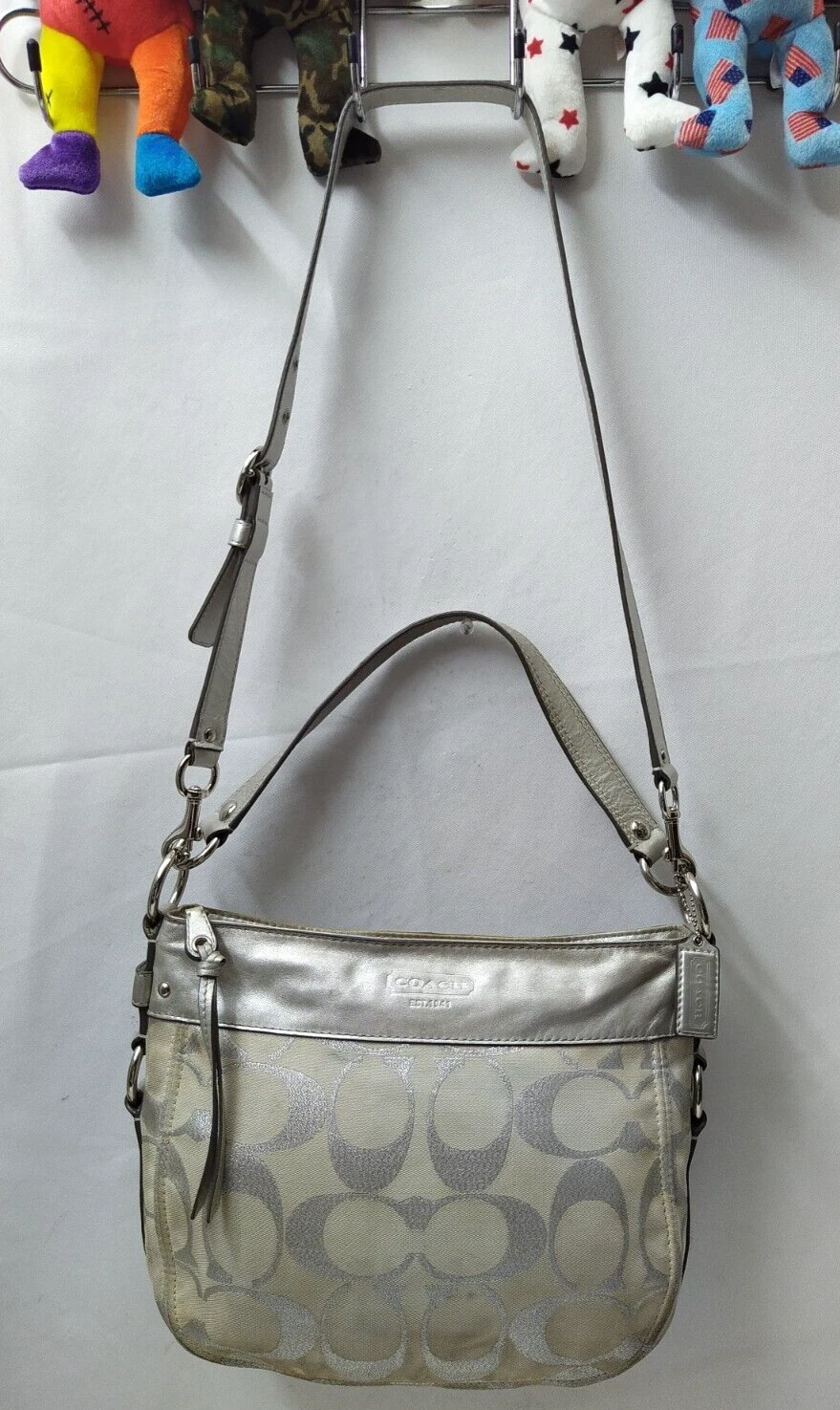 Borsa a tracolla Coach Zoe firma tela grigia finiture in pelle chiusura con cerniera