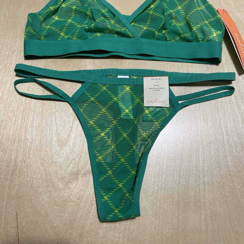 Conjunto de tanga de malla transparente y bralette inalámbrico Colsie para mujer talla XS (0-2) en verde Foto 3 de 4