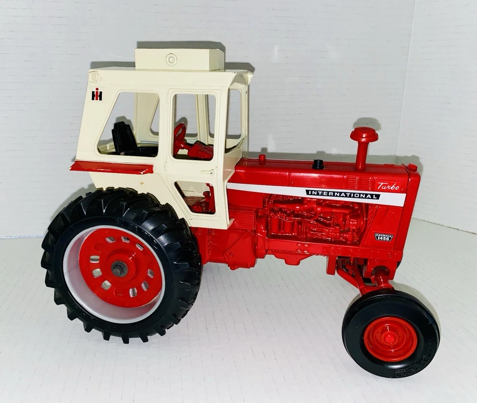 Vintage ERTL International Harvester Farmall 1456 Tractor and Red Trailer 1/16 - Image 4 of 4