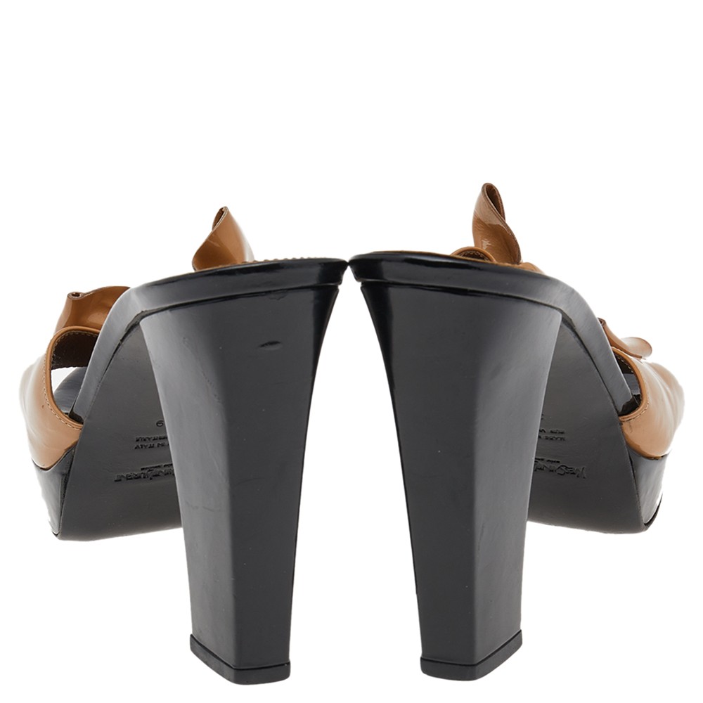 Sandali con fiocco Yves Saint Laurent beige in pelle verniciata taglia 39