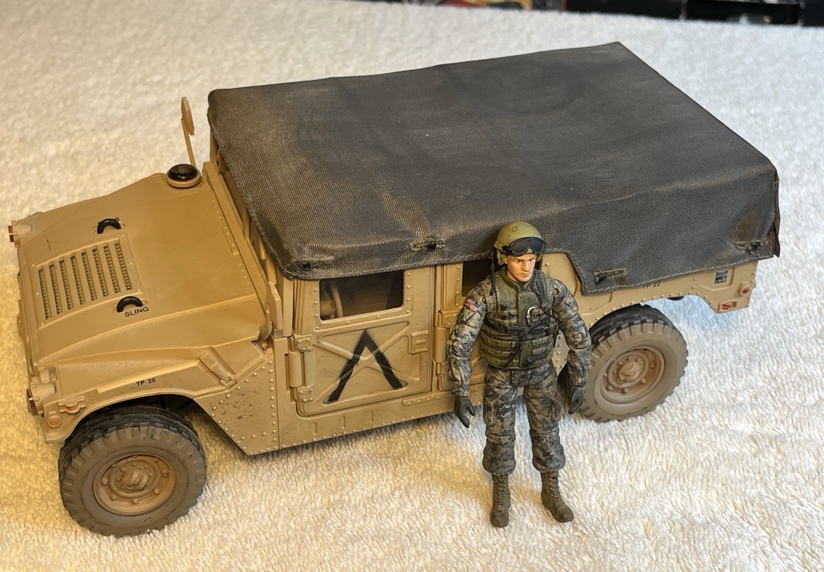 ULTIMATE SOLDIER 1/18 M998 HUMVEE DESERT SOFT TOP CARGO TROOP VEHICLE  DRIVER