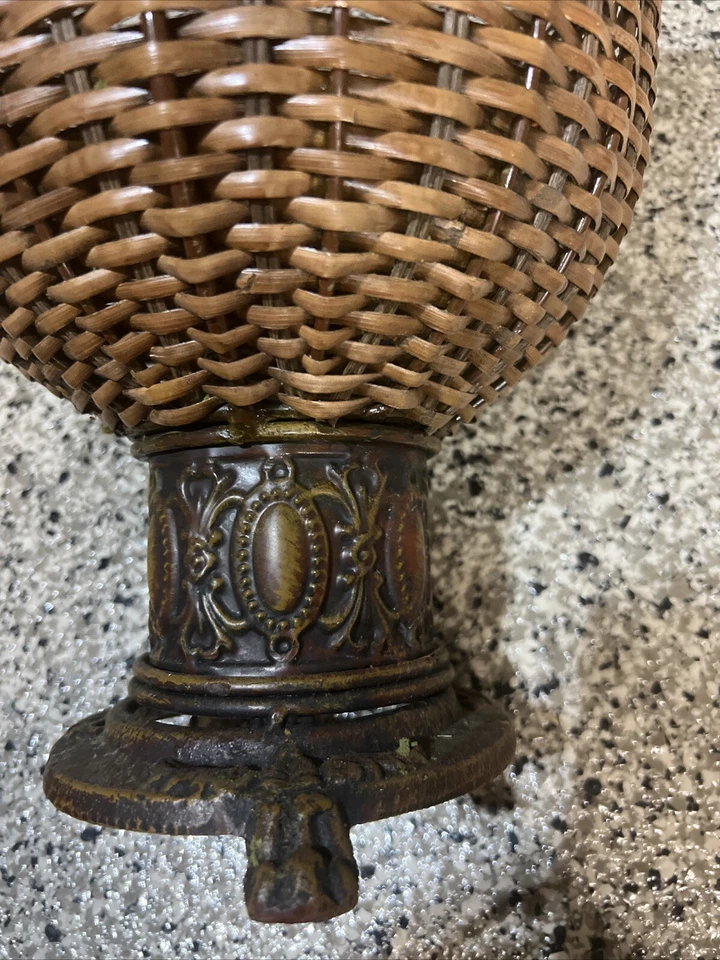 Soporte para flores de mimbre con base de latón Foto 2 de 4