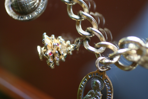 Vintage:* MONET *: MULTI CHARM DANGLE BRACELET W/SAFETY CHAIN GOLD TONE EX COND - Picture 10 of 10