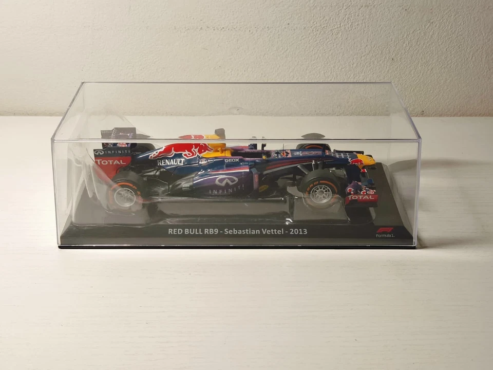 1:24 Red Bull RB9 - Sebastian Vettel - Immagine 3 di 4