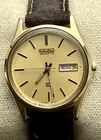 Vtg 1986 SEIKO SQ Mens 36mm Quartz Watch Day Date Gold Case Dial Suede 5H23-7009