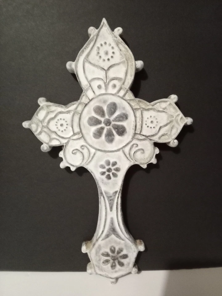 Hermoso colgante de pared cruzado vintage blanco con acento gris Foto 2 de 4