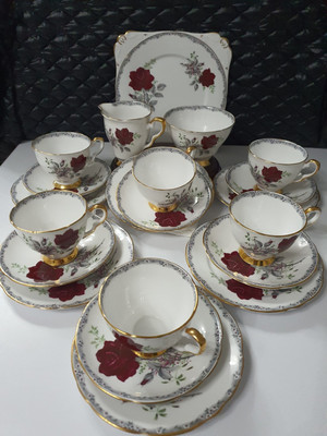 Royal Stafford '' Rose To Remember '' 21 teiliges Teeservice verpackt im Koffer