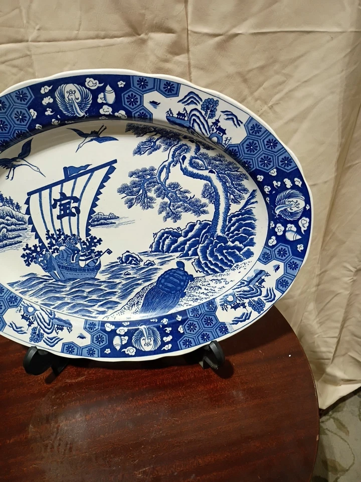 Placa Cargador Porcelana Japonesa Azul y Blanco con Soporte de Exhibición 18" de Ancho. Foto 4 de 4