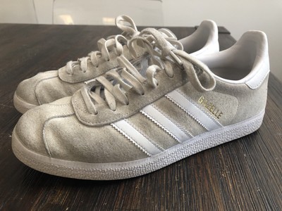 cream gazelles