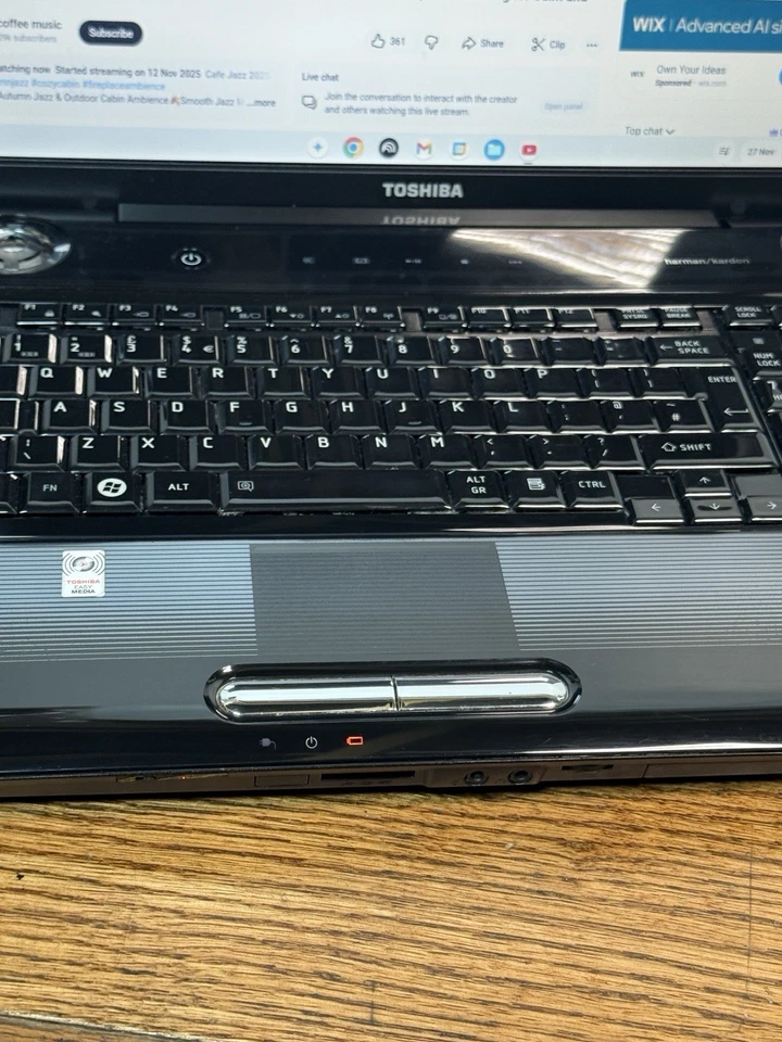 Toshiba Satellite P300-1CL 17 inch Laptop For Parts Battery Fault NO PSU - Image 4 of 4