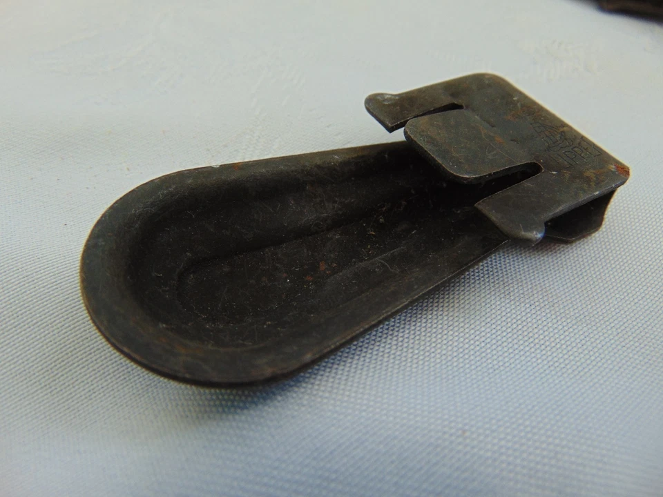 Lot of 22 Vintage 'Clipper' Copper Wash Metal Stair Carpet Clips Grippers - Image 4 of 4