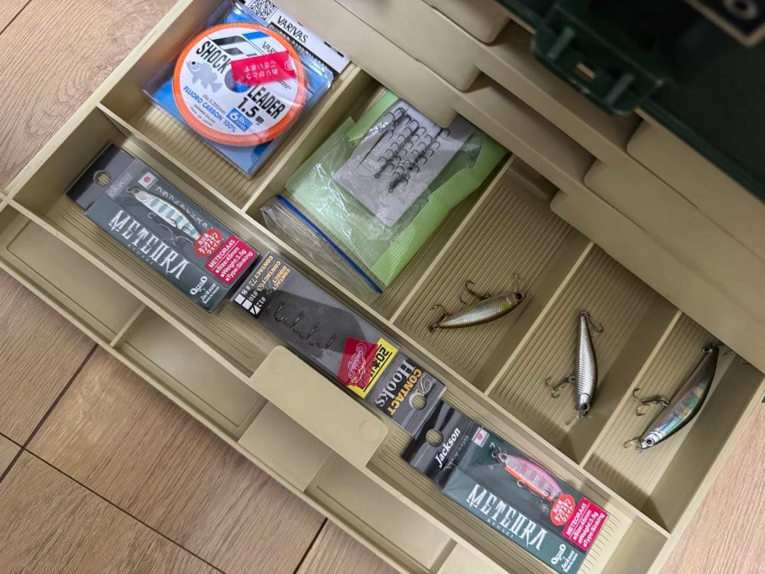 Old Plano 787 Tackle Box with Unused Jackson Meteora 45 Lures & Spinners - Image 5
