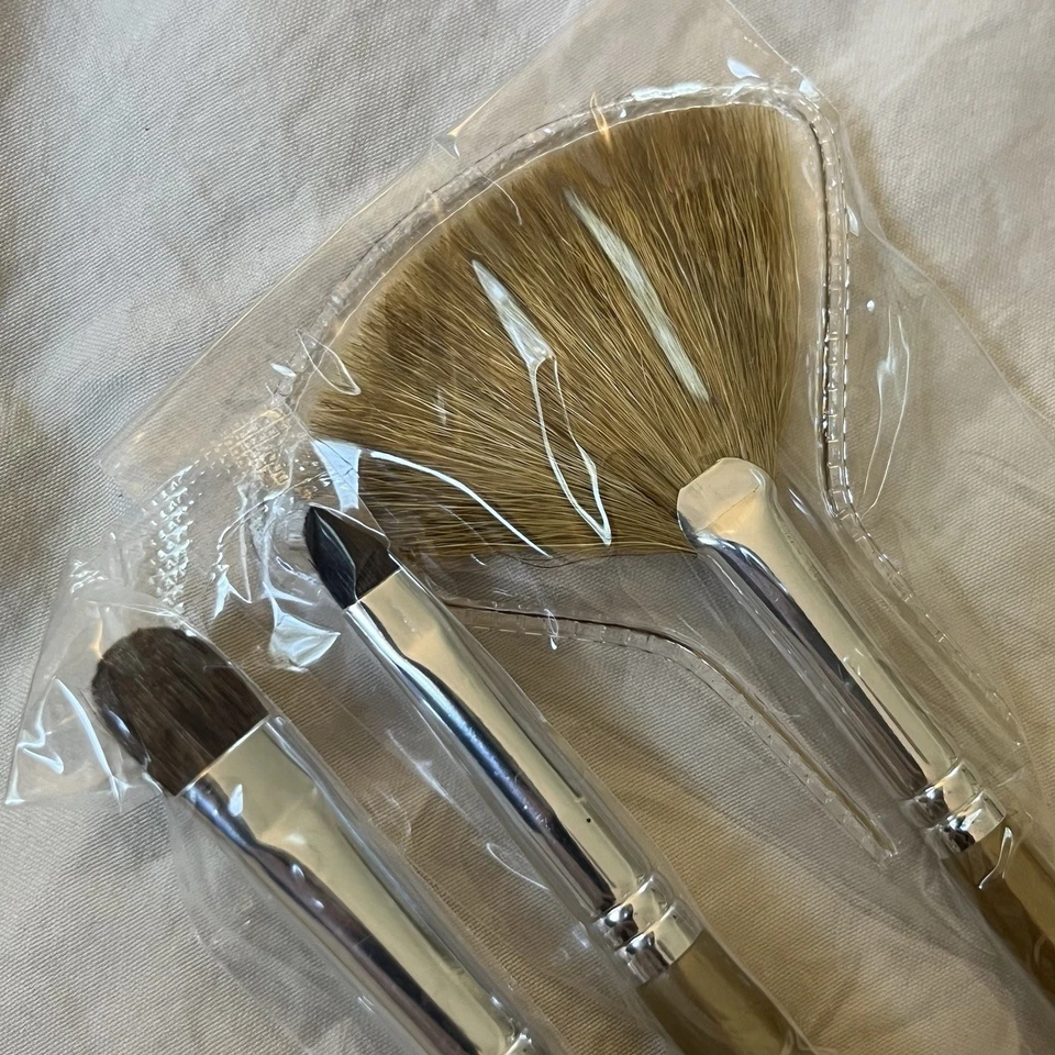 bareMinerals Juego de REGALO de Maquillaje de 10 Piezas: Brillo de Labios, Rubor, Sombra de Ojos, Pinceles Foto 4 de 4