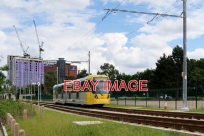 FOTO METROLINK STRASSENBAHNNUMMER 3092 FÄHRT AUF DEM NEUEN STRECKENABSCHNITT ENTLANG