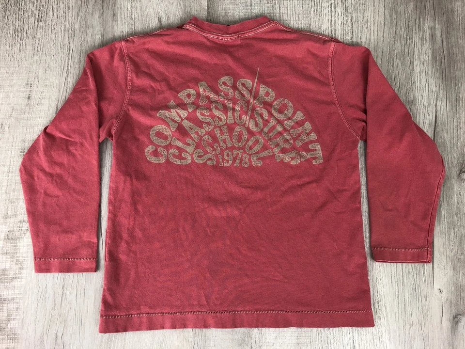 Camiseta Vintage Mini Boden Manga Longa Surf Compass Point 1978 Vermelha Meninos Juvenis 7-8 - Imagem 2 de 4