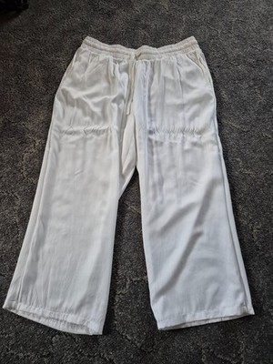 weiße Damen-Sommerhose der Marke Body essentials by tchibo