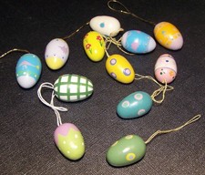 12 verzierte Ostereier zum Aufhängen aus Holz