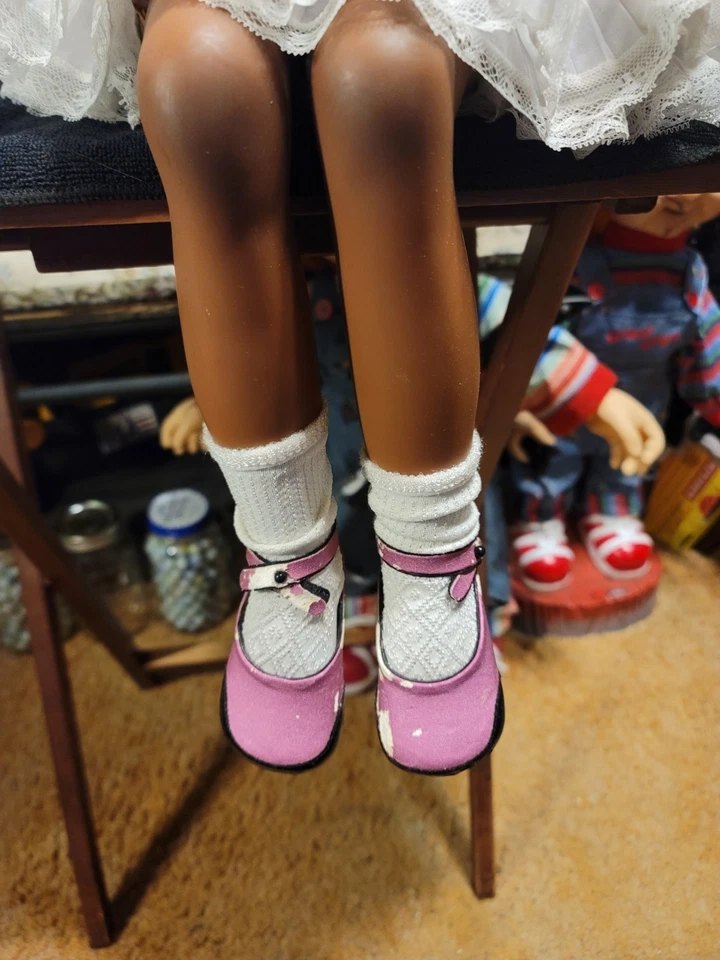 Hermosa muñeca niña sentada afroamericana Foto 4 de 4