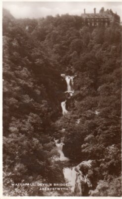 EXCEL SERIE ECHTFOTO POSTKARTE WASSERFALL TEUFELSBRÜCKE ABERYSTWYTH UNBESPIELT