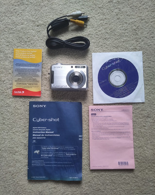 Sony Cyber-shot DSC-S700 7.2MP Digital Camera - Silver Tested/w Batteries