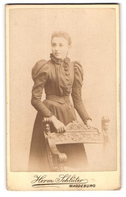 Fotografie Herm. Schlüter, Magdeburg, Alte Ulrichstr., Portrait blondes Fräulei 