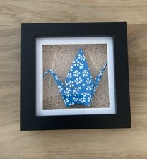 Photo oiseau grue papier bleu et blanc origami japonais encadré