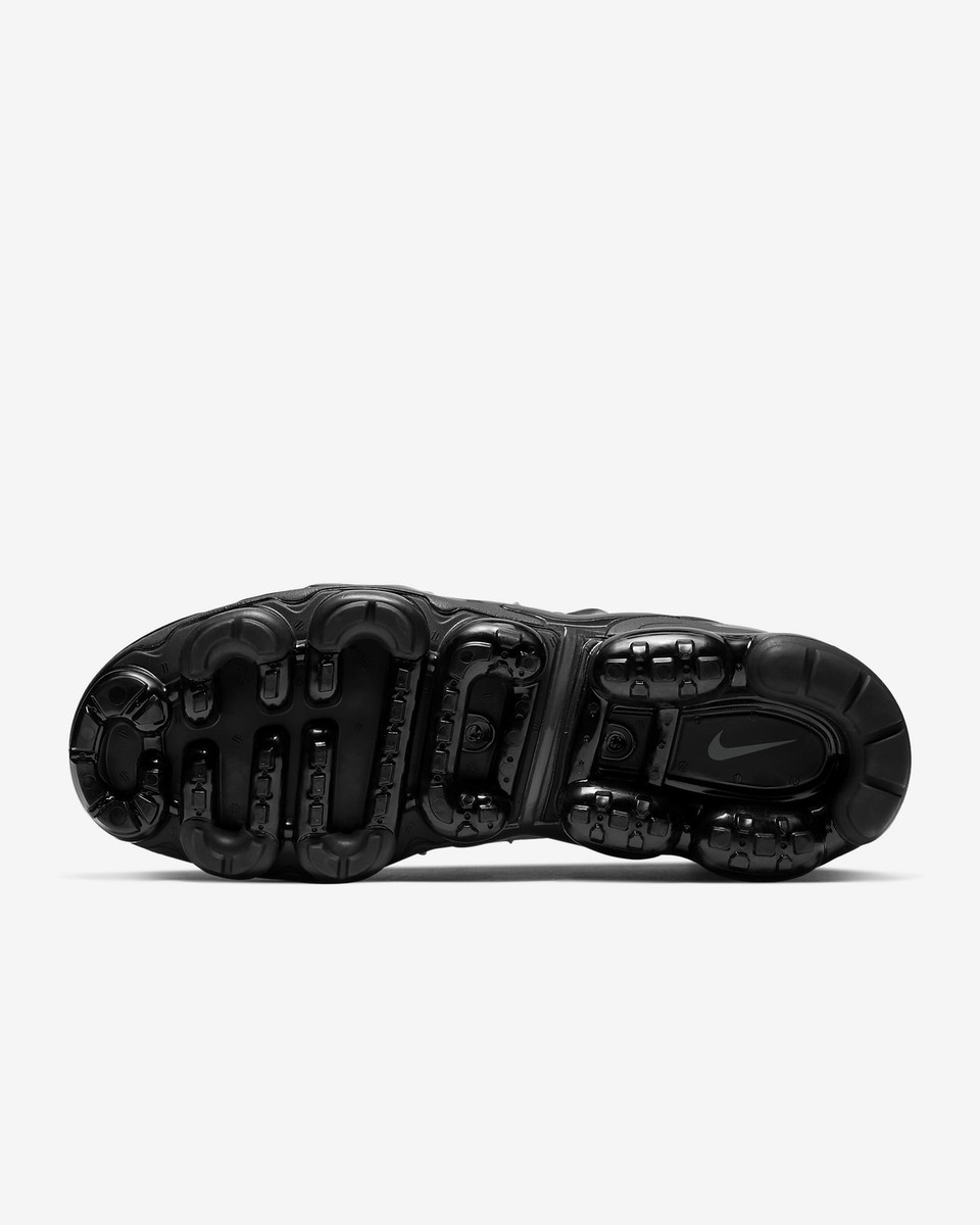 blackout vapormax plus