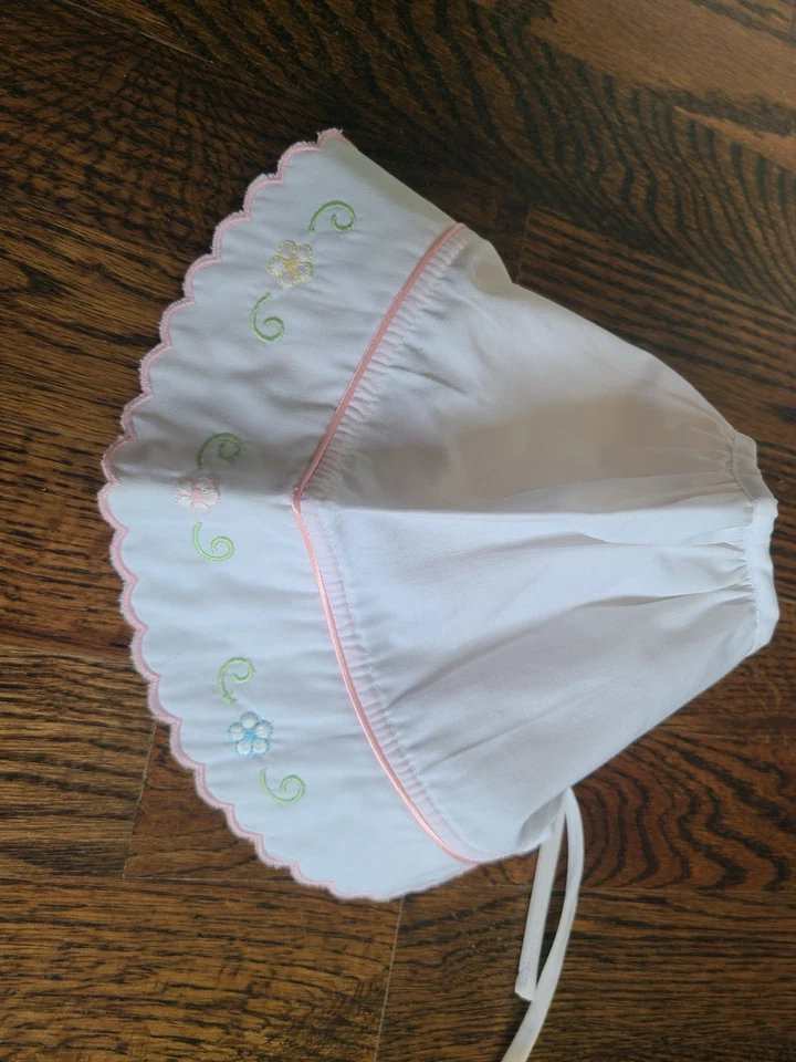 Sombrero gorro bebé bordado vintage infantil blanco y rosa con flores Foto 4 de 4