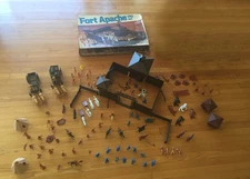 VINTAGE MARX FORT APACHE PLAYSET TOY PIONEERS INDIANS BOX