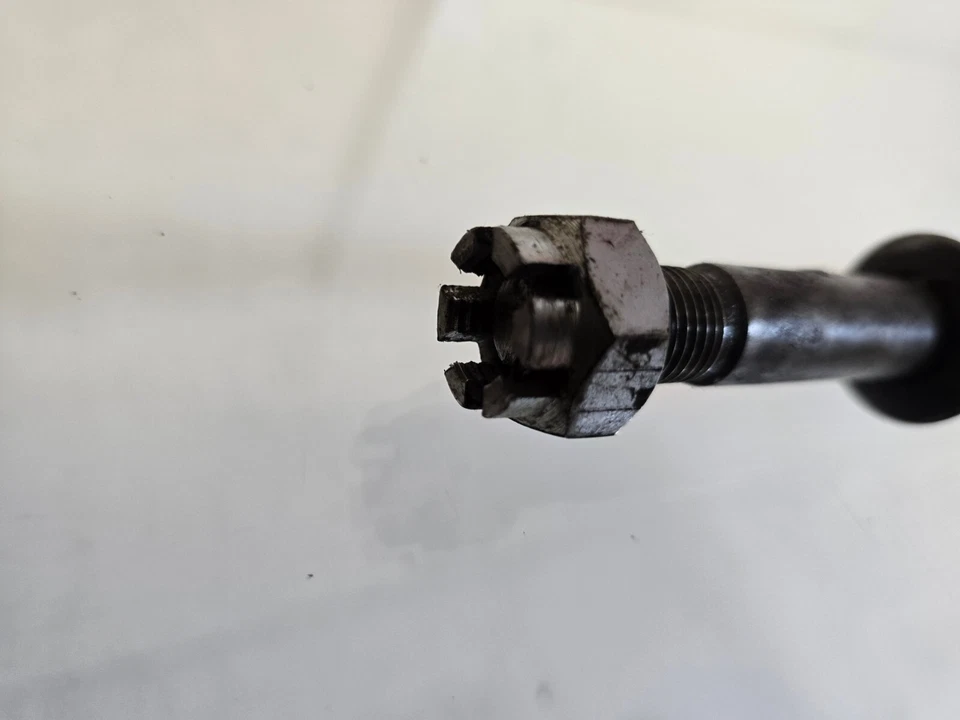 Yamaha RT1 360 1971 Enduro rueda delantera pivote perno eje y herrajes Foto 2 de 3