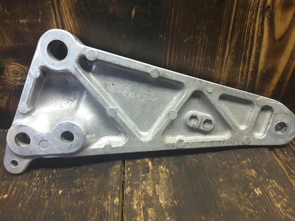 Soporte de montaje de reposapiés derecho 82-86 HONDA NIGHTHAWK CB450 OEM Foto 3 de 4