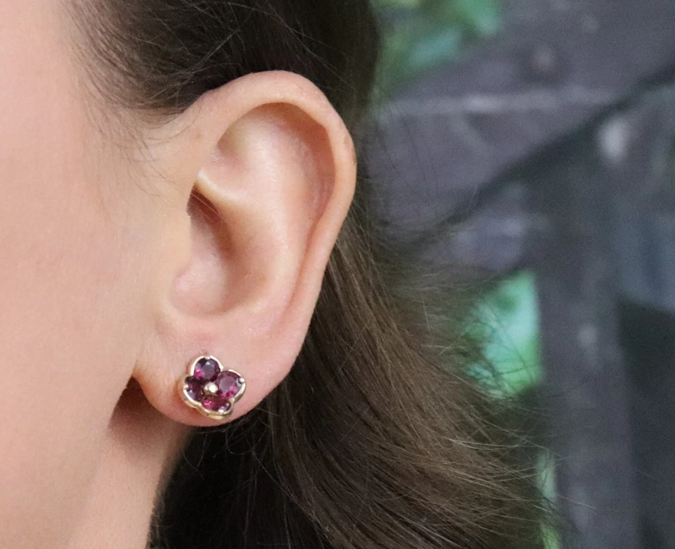 Brincos de ouro amarelo 14k com flor de granada de rodolita natural 3/8 pol. - Imagem 4 de 4