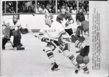1972 VLADISLAV TRETIAK RUSSIA PAUL HENDERSON PHOTO CANADA NHL HOCKEY CCCP WHA