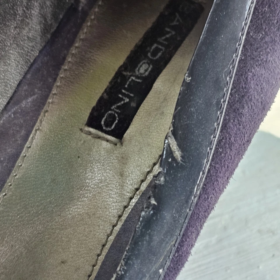 Tacones de tacón de cuña de gamuza púrpura de cuero Bandolino para mujer talla 10 con flores Foto 3 de 4