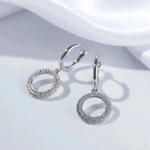 Aretes tipo argolla circulares redondos de diamantes simulados de 1,2 quilates para mujer enchapados en oro blanco de 14 k Foto 2 de 4