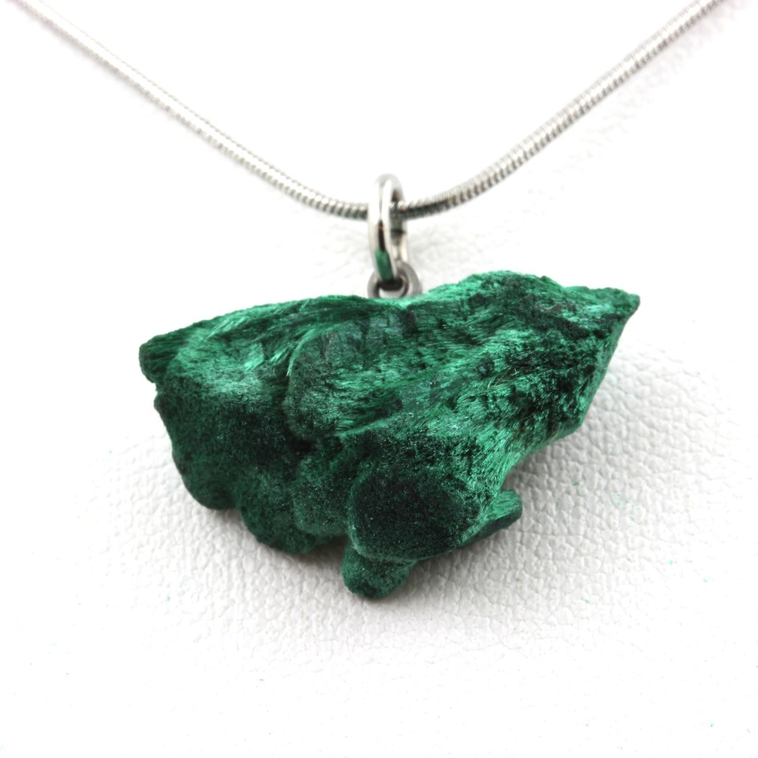 Collier en malachite brute du Congo de 20.68 ct avec cordon noir ajustable