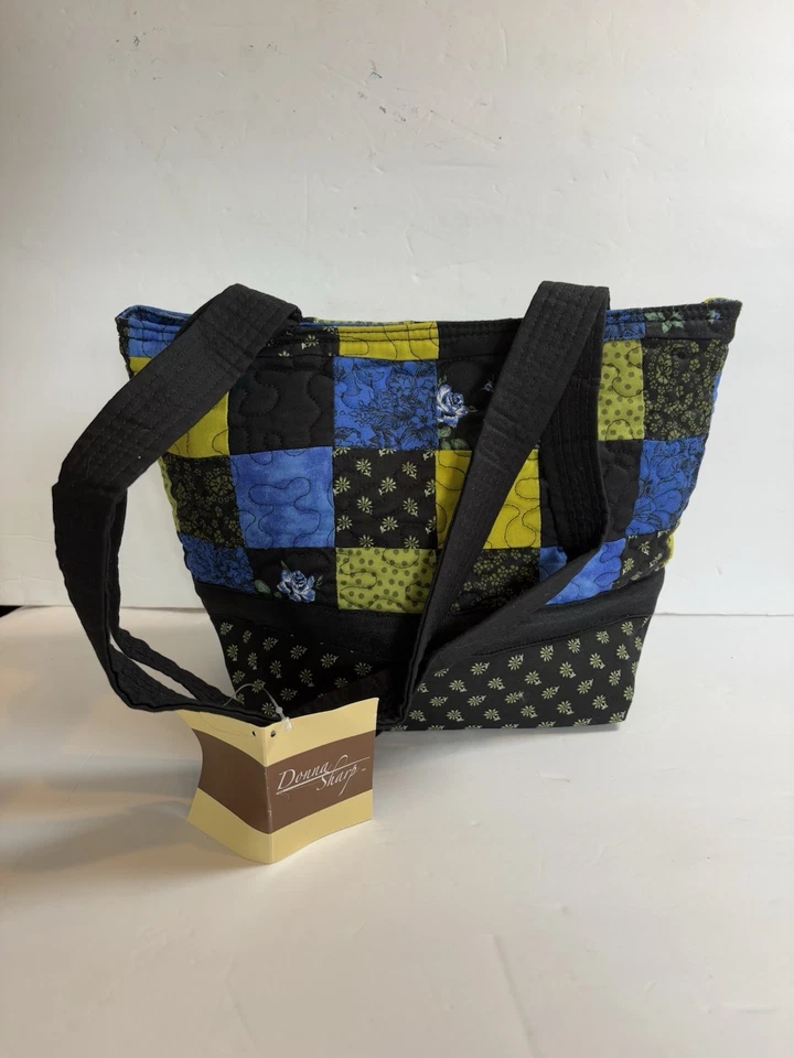 Bolso de Mano Donna Sharp Patchwork. Nuevo con etiquetas. 12”W x 9”H x 5”D. Bolsillos interiores. Foto 2 de 4