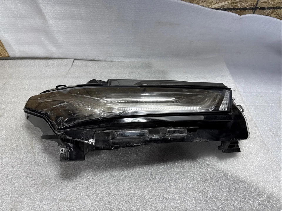 OEM Chevrolet Traverse Daytime Running Lamp RH 85584766 2022-2023 Used Damaged - Image 4 of 4
